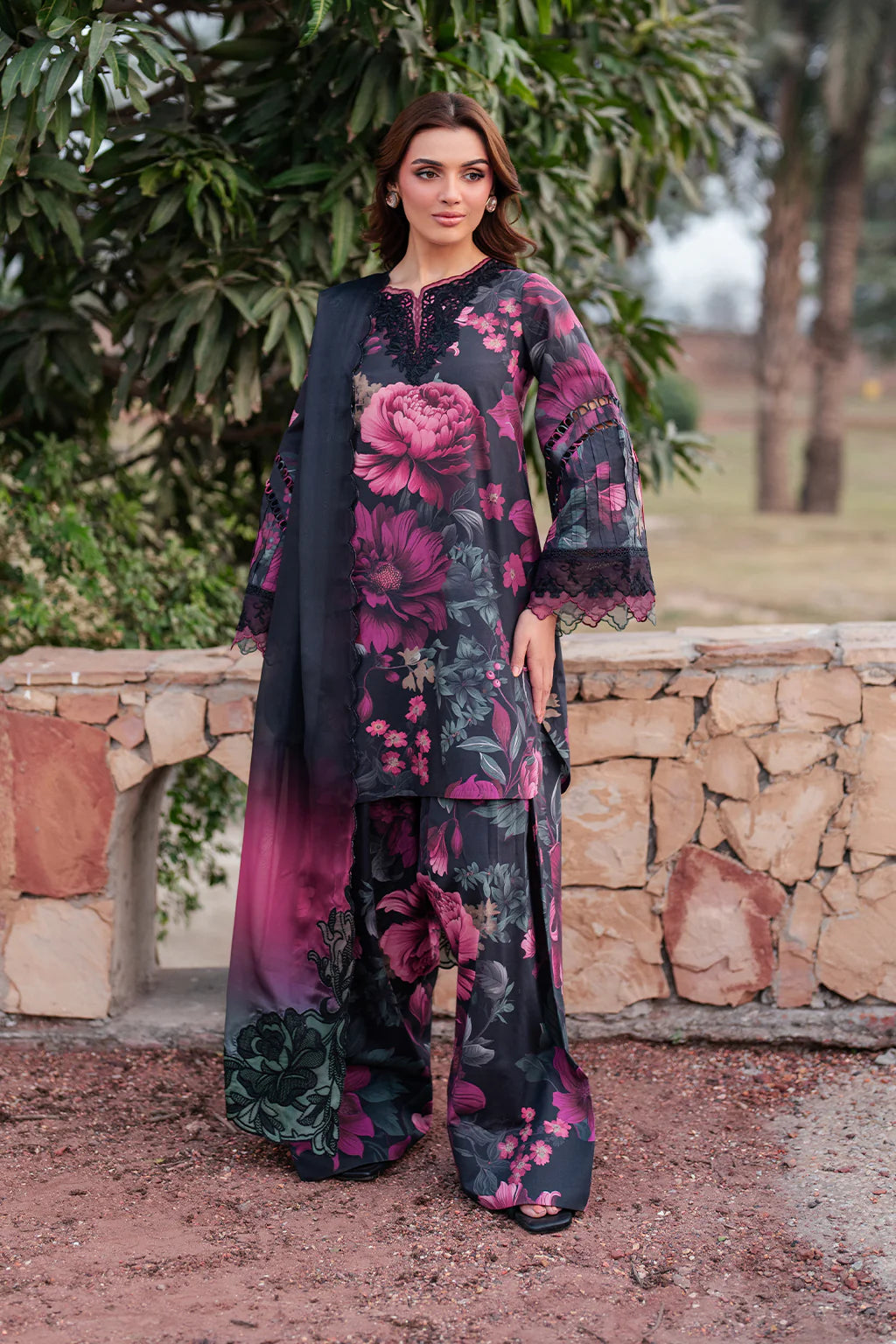 IZNIK PRINTED EMBROIDERED LAWN UNSTICHED 3pc (SL-525)